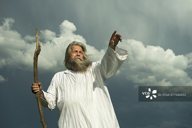 长发先知指向戏剧性的天空图片素材