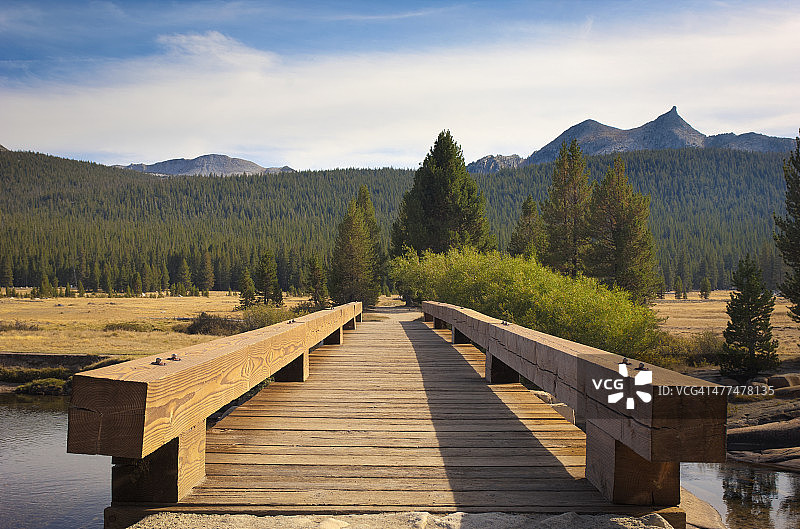 图奥勒米草甸图奥勒米河上的桥梁图片素材