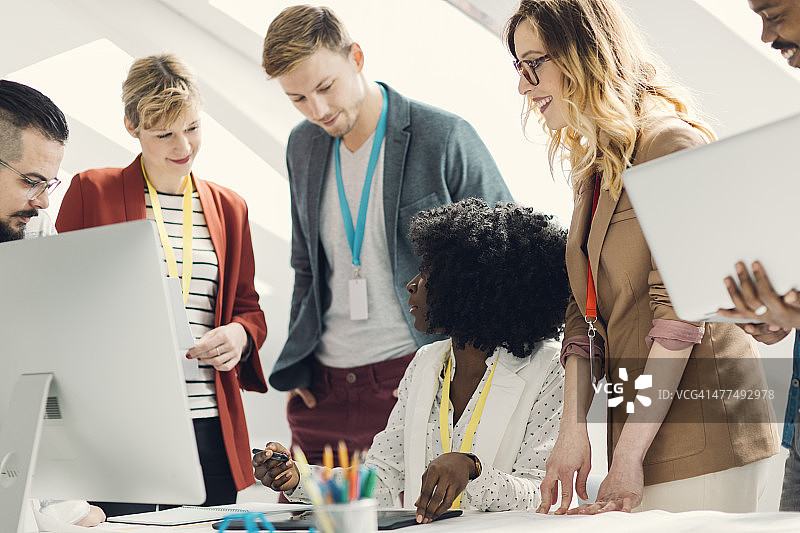 创意启动办公室团队头脑风暴图片素材