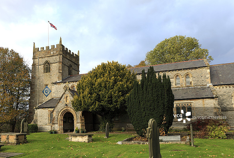 英格尔顿村的圣玛丽教区教堂图片素材