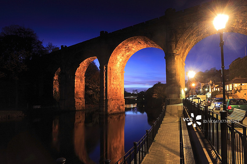 克纳雷斯伯勒镇的铁路高架桥和尼德河图片素材