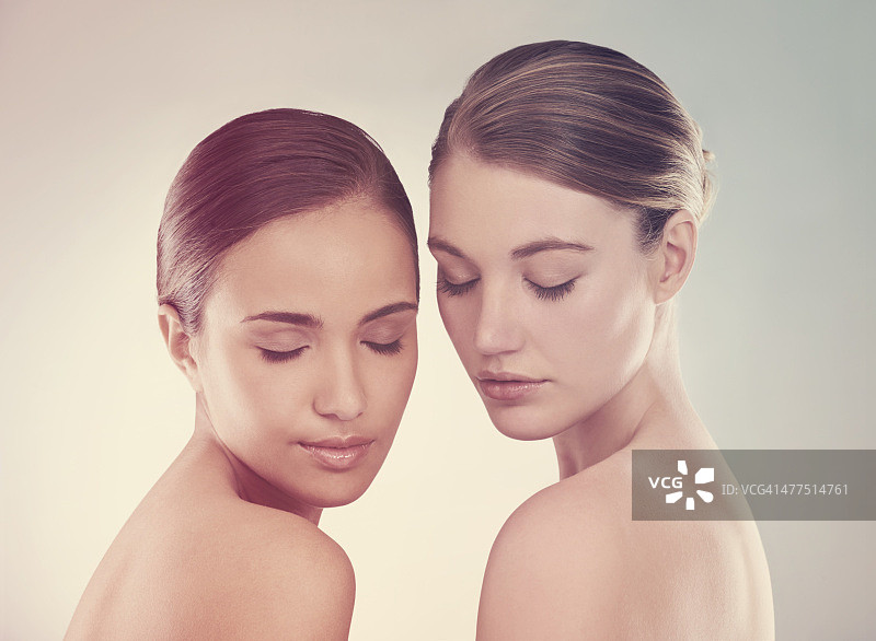 沉浸在她们的美丽中图片素材