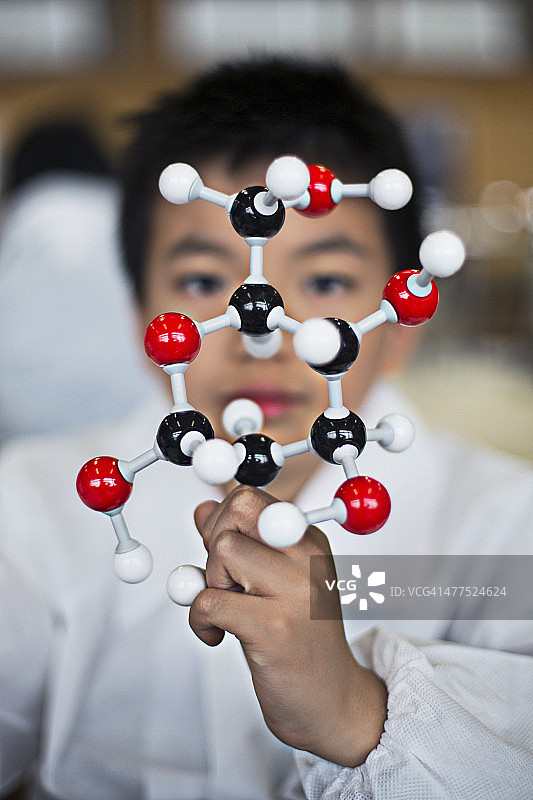 拿着分子模型的日本学生图片素材