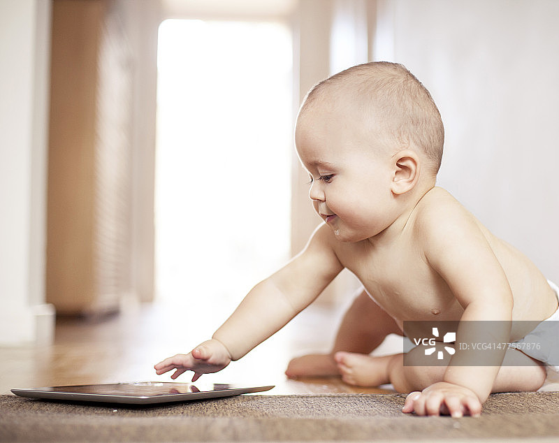 男婴使用平板电脑图片素材