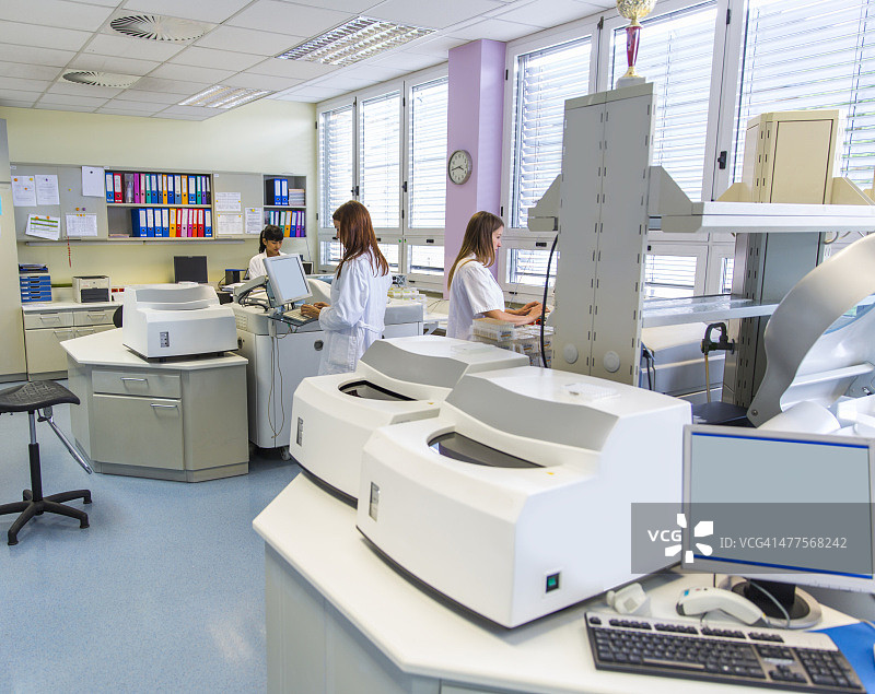 血库实验室里的三位可爱的技术员图片素材