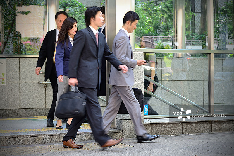 东京地铁站的通勤者图片素材