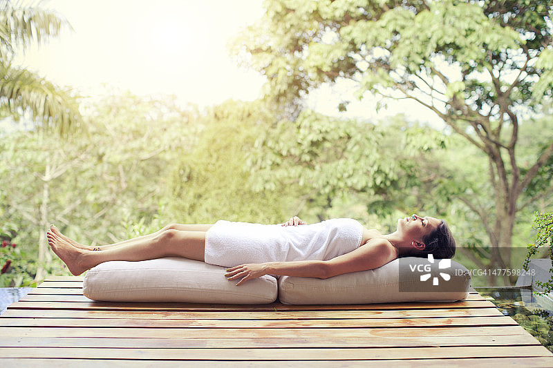 女人在自然水疗中心放松图片素材