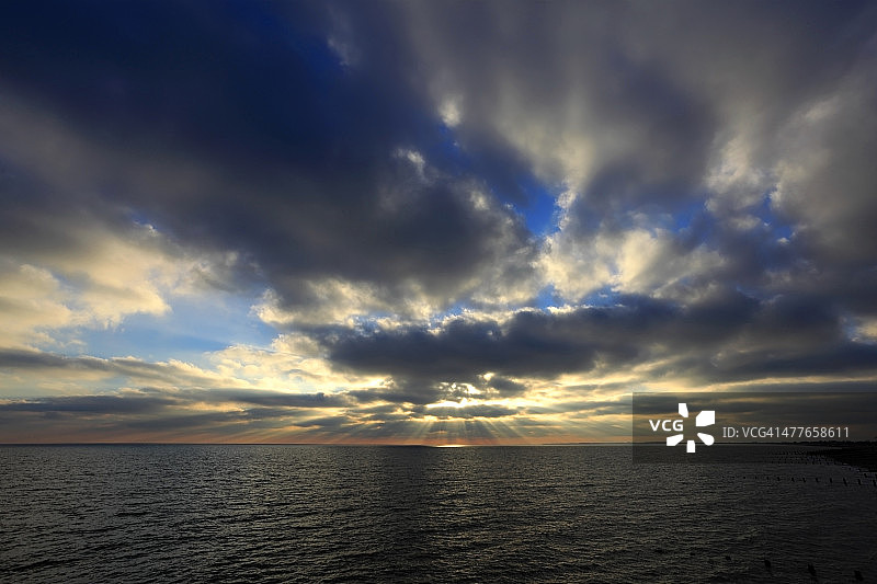 博格诺里吉斯海滩上空的壮观云层图片素材