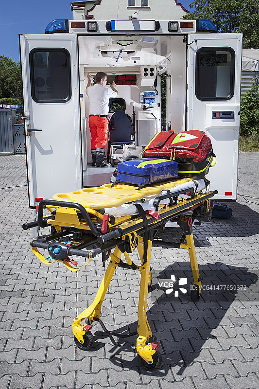 急救人员救护车医疗设备急救担架图片素材