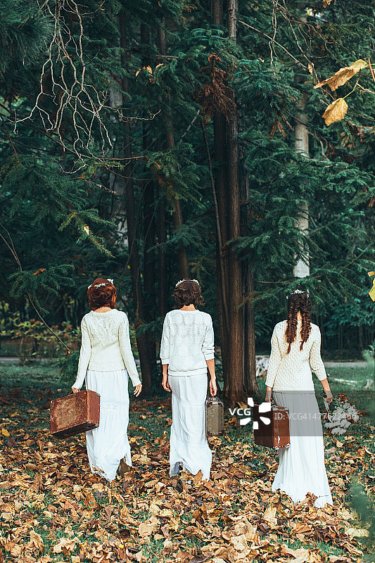 三位美丽的新娘图片素材