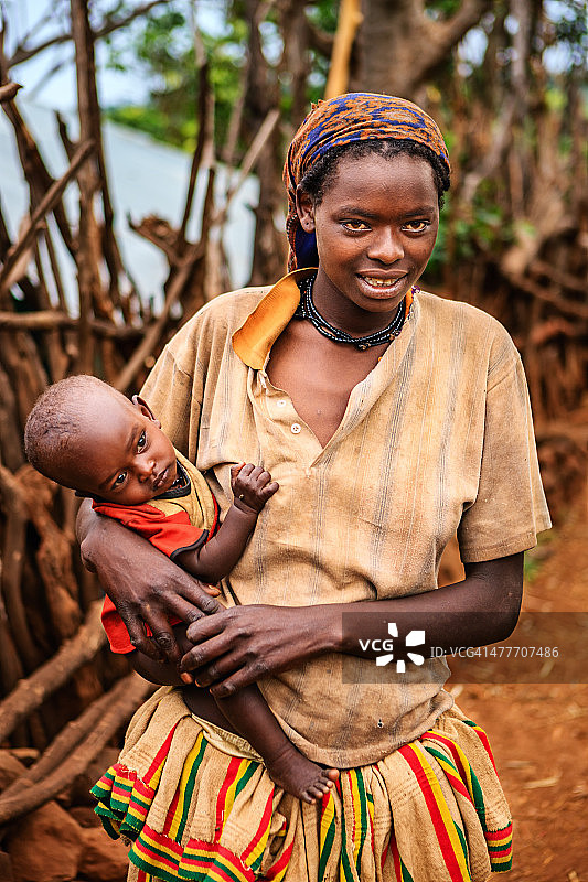 来自孔索部落的妇女抱着她的孩子，埃塞俄比亚，非洲图片素材