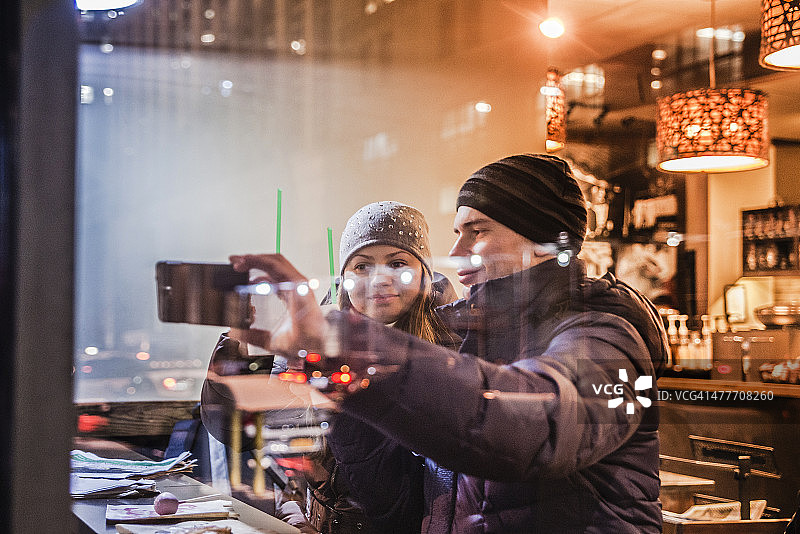 男人和女人们在星巴克咖啡馆里图片素材