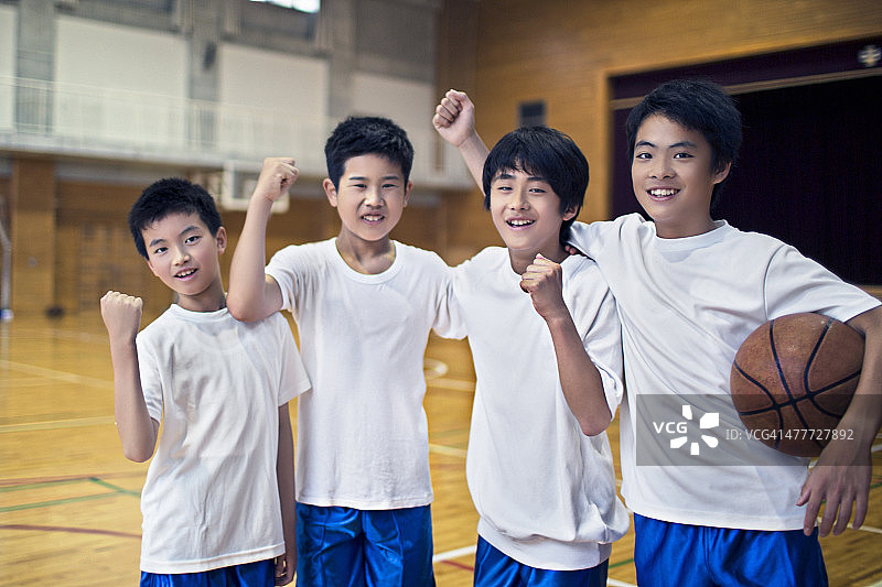 学校体育馆里的篮球队男孩图片素材