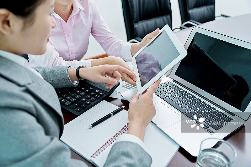 两位女商人协同工作图片素材