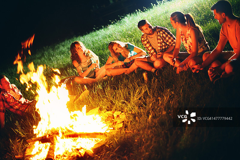 人们在篝火旁玩乐图片素材
