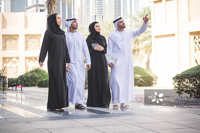 穿着传统服装的有远见的阿联酋商界人士图片素材