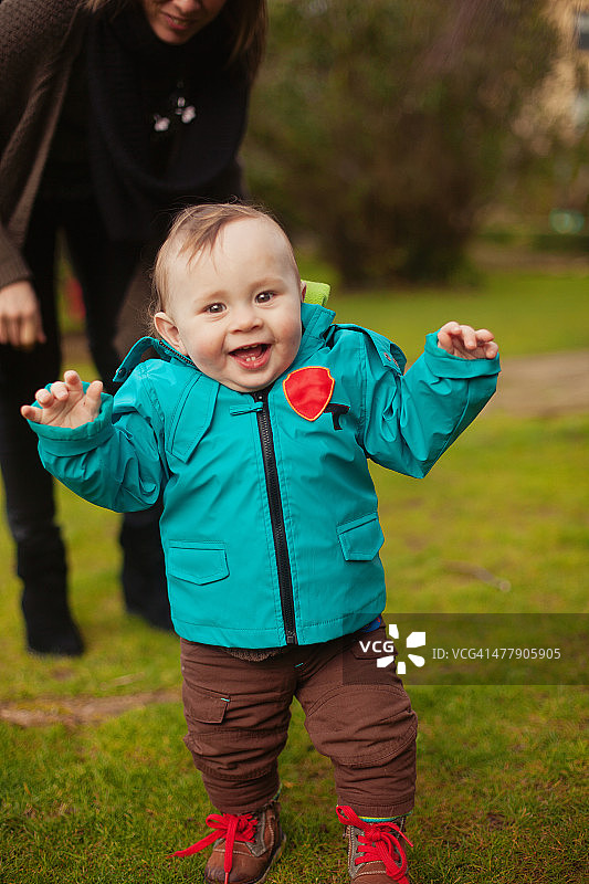 婴儿迈出第一步图片素材