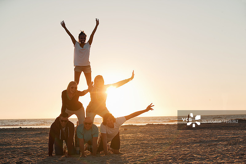 朋友们在圣彼得奥尔丁海滩上搭人塔图片素材