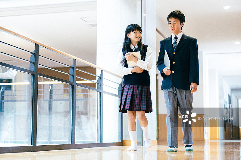 课间休息的日本高中生图片素材