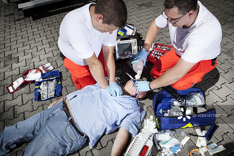 护理人员心肺复苏医疗设备紧急急救图片素材