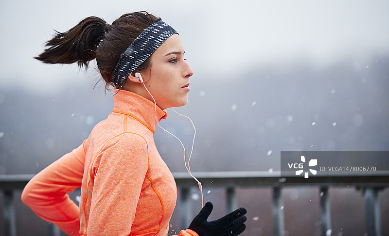 她是一位全天候运动员图片素材