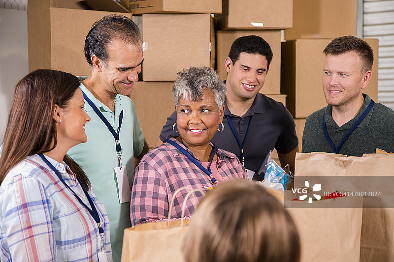 志愿者向贫困家庭捐赠食品和生活用品图片素材