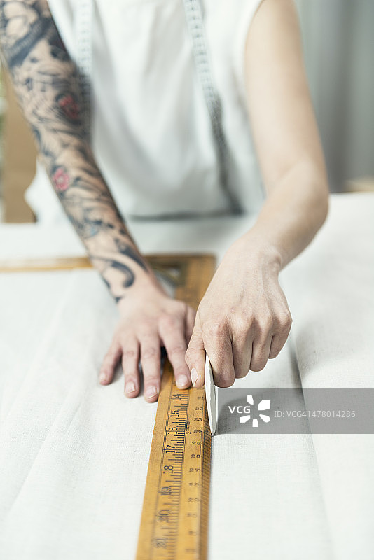专业裁缝师在工作图片素材