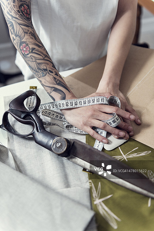 专业裁缝师在工作图片素材