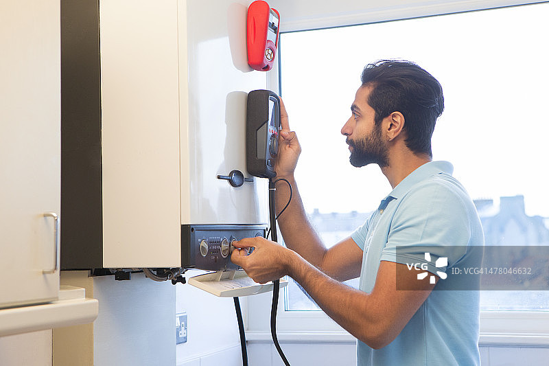 工程师维修中央供暖锅炉图片素材