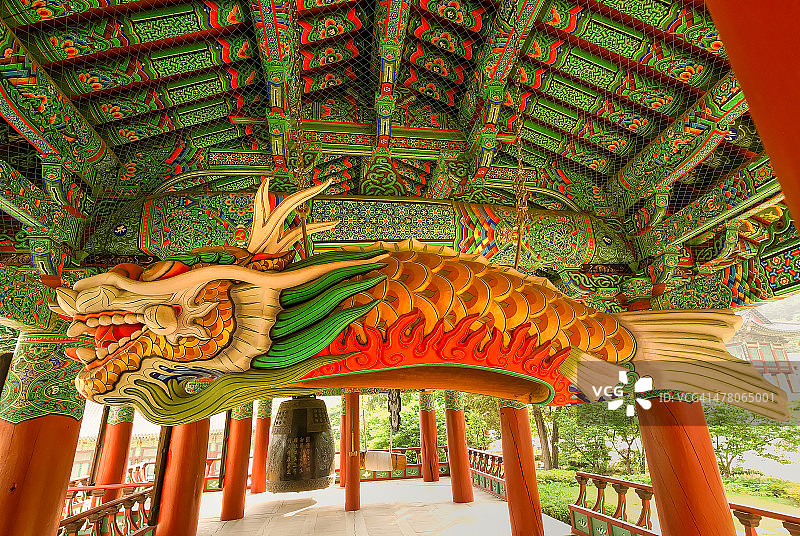 佛教寺庙的龙鱼雕塑图片素材