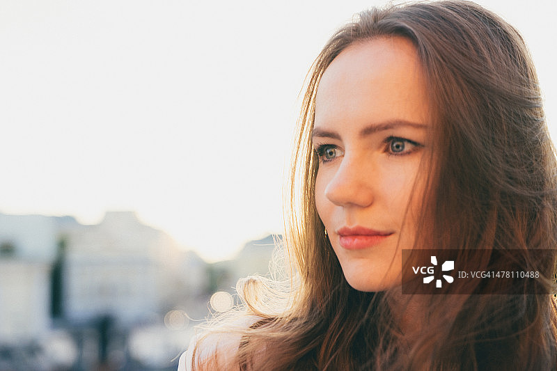 迷人的年轻女人特写图片素材