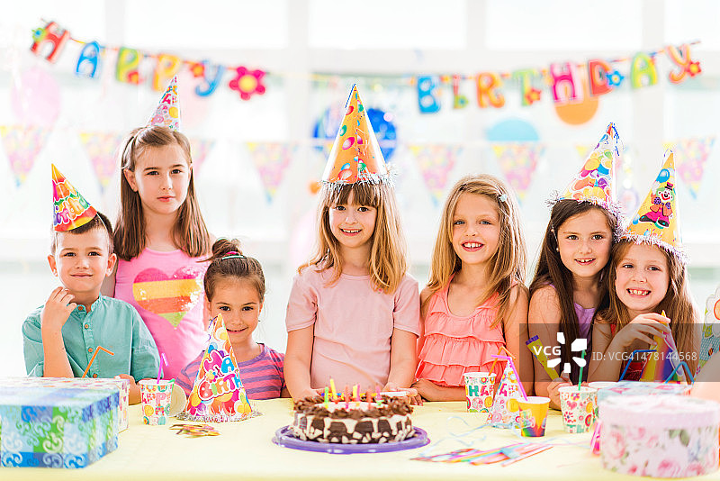 一群快乐的孩子在生日派对上看着镜头图片素材