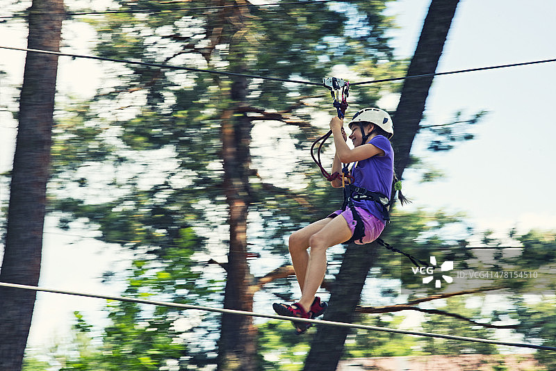 在冒险公园玩滑索的女孩图片素材