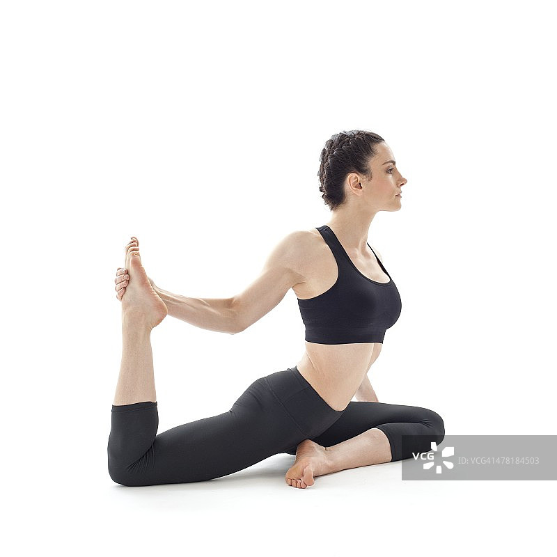 女人练习瑜伽图片素材