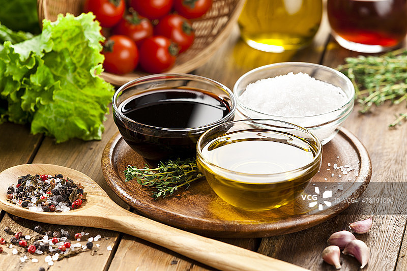 乡村木桌上的油醋汁配料图片素材