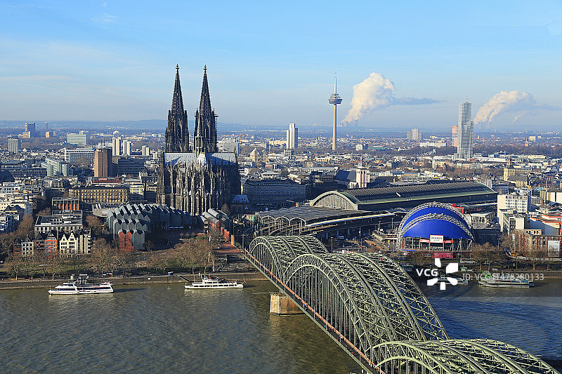 德国科隆、莱茵河、大教堂和霍亨索伦桥图片素材