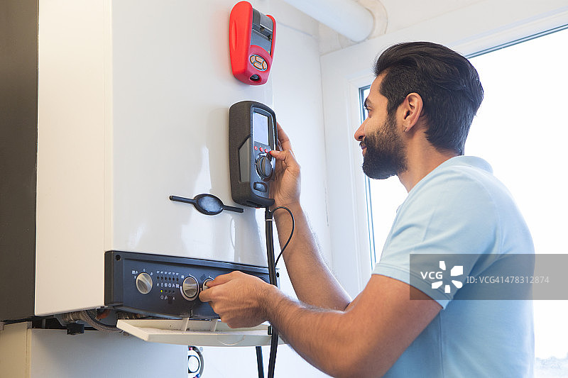 工程师维修中央供暖锅炉图片素材