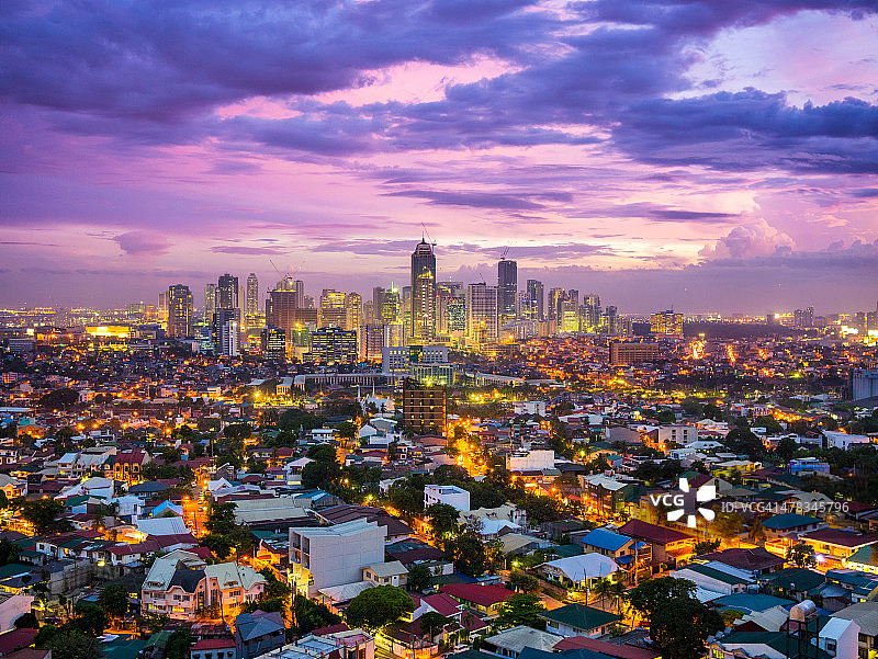 马尼拉城市暮光景色，博尼法西奥环球城，奥迪加斯图片素材