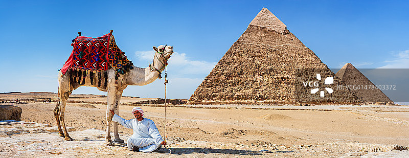 贝都因人与骆驼，背景是金字塔图片素材