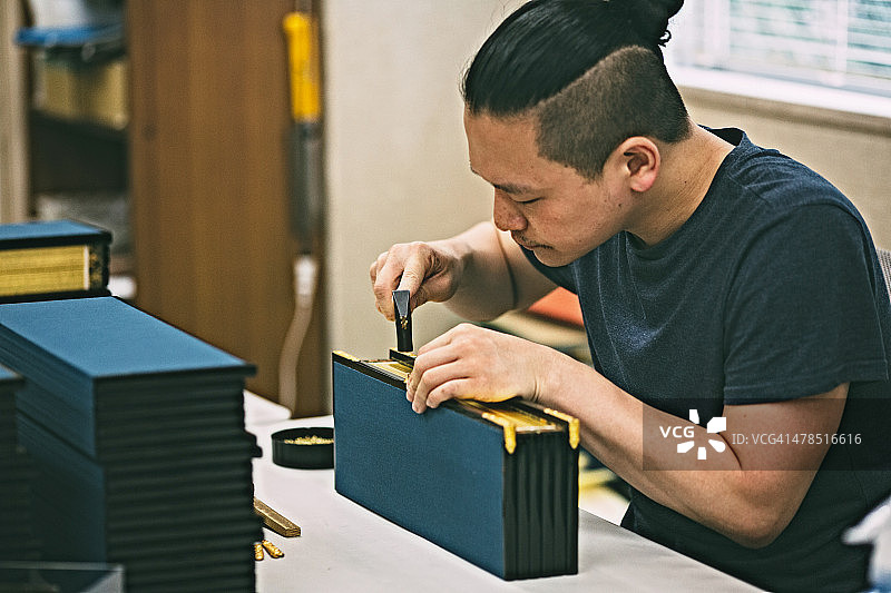 年轻人制作木制工艺盒图片素材