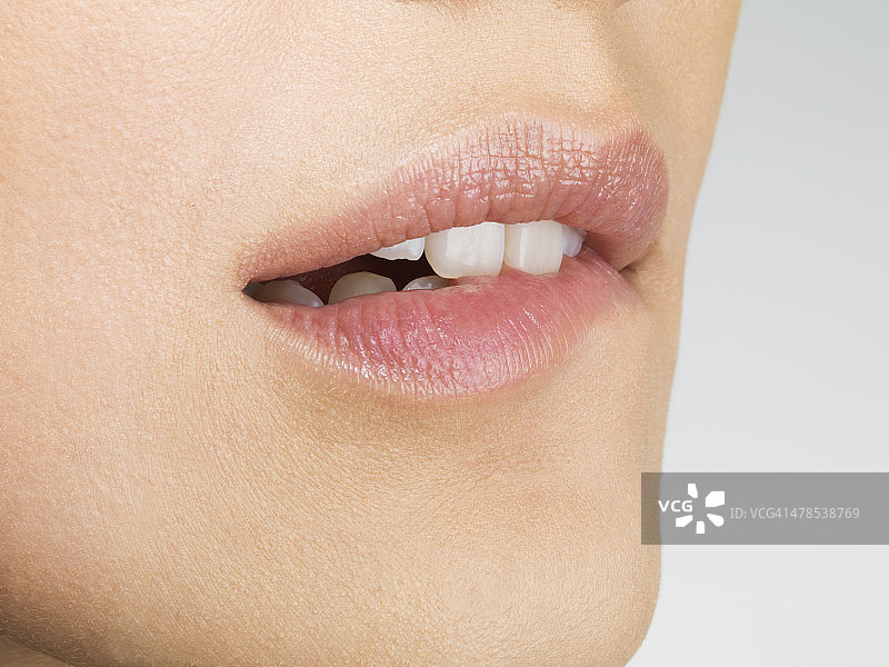 女子咬嘴唇特写图片素材