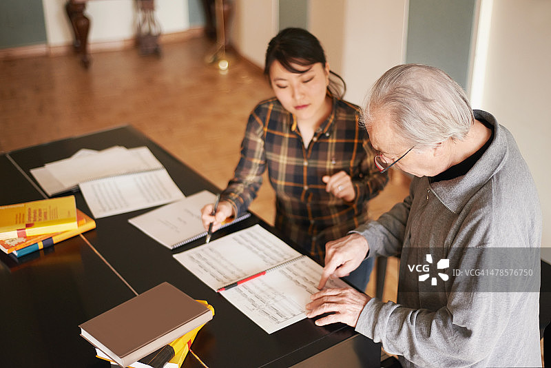 在老师的帮助下取得良好进展图片素材