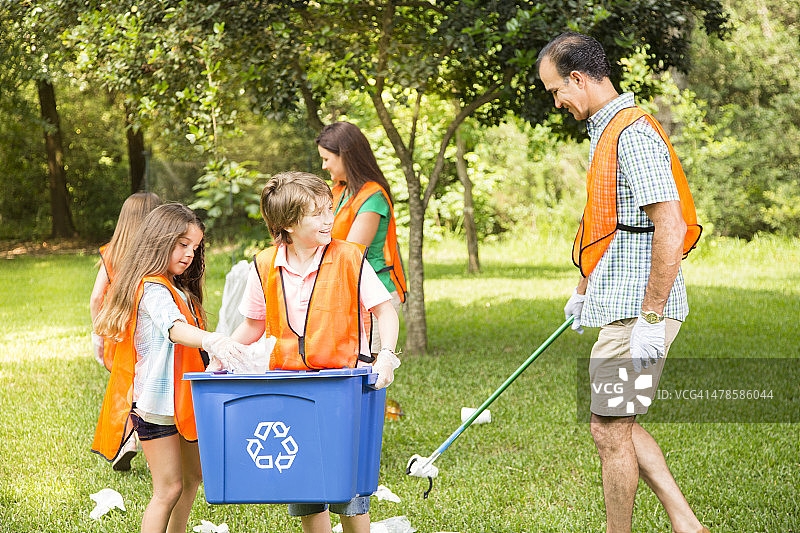 志愿者：家庭清理社区公园，回收箱图片素材