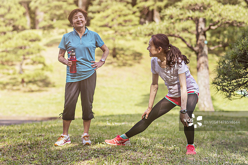 老年妇女在代代木公园做运动图片素材