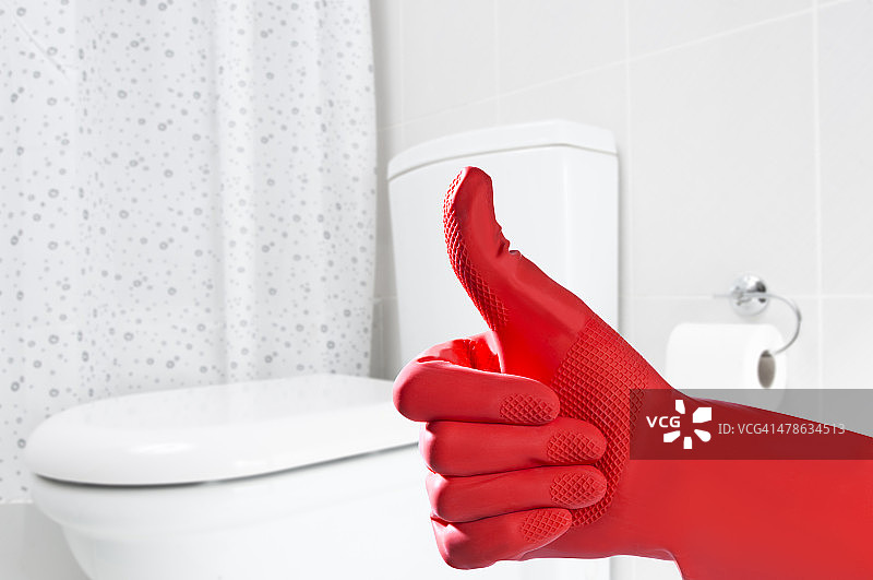 清洁浴缸的女人图片素材