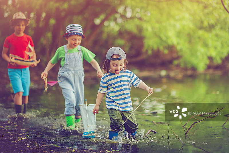 玩玩具船的孩子们图片素材