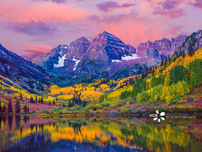 科罗拉多州阿斯彭，褐红色钟山秋季白杨树和湖面倒影图片素材