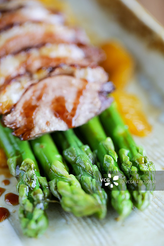 与芦笋为伴的鸭子图片素材