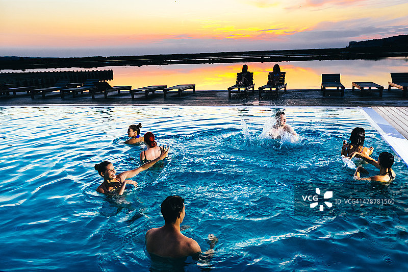 朋友们享受泳池派对图片素材