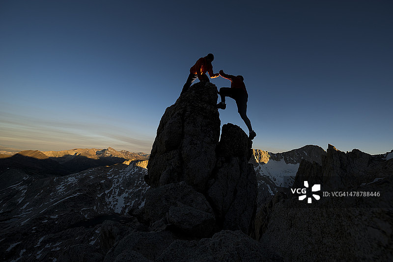 登山者互助图片素材